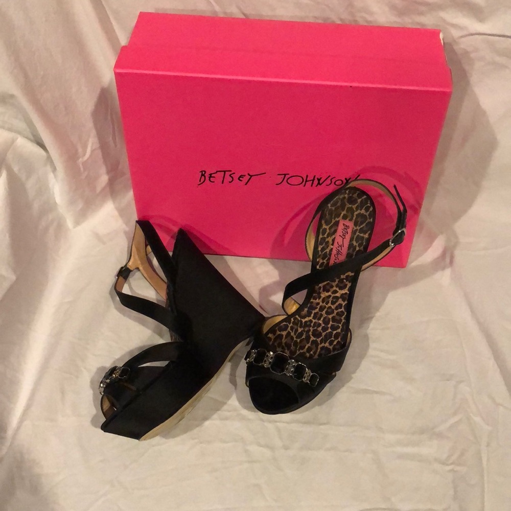 Betsy Johnson Elvira Blk Satin wedges Sz 8